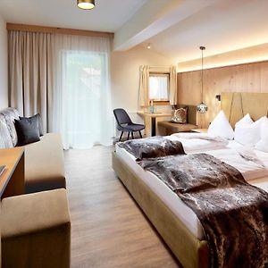 Zimmer mit Kingsize-Bett